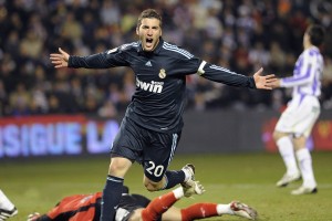 开云网站-LOL赛场英雄操作极致精彩，我lol赛场